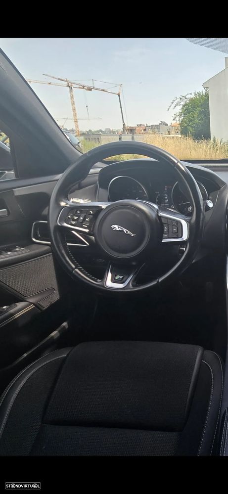 Jaguar XE 2.0 D R-Sport - 19