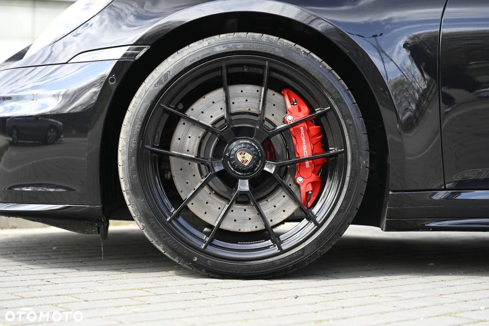 Porsche 911 Carrera 4 GTS - 19