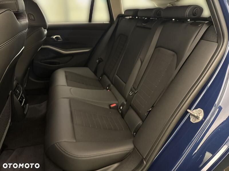 BMW Seria 3 320i sport - 19