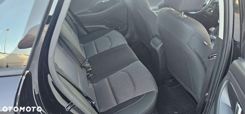 Hyundai i30 1.5 DPI Classic + - 18
