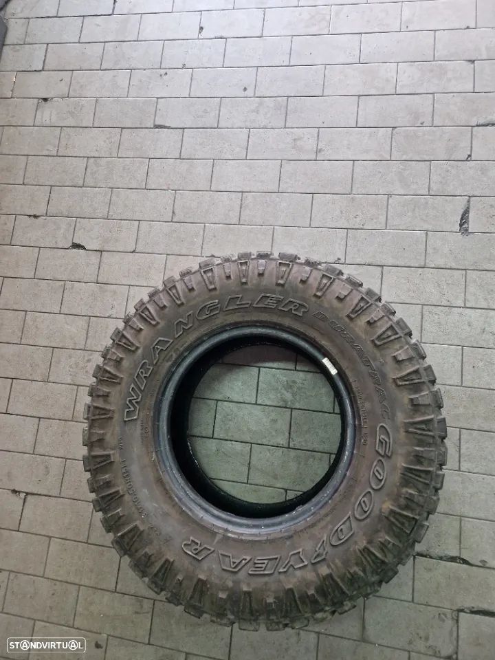 2 Pneus 31x10.5x15 Goodyear Wrangler com mais de 70% piso - 3