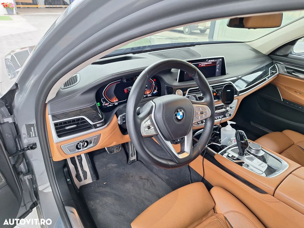 BMW Seria 7 750i xDrive - 32
