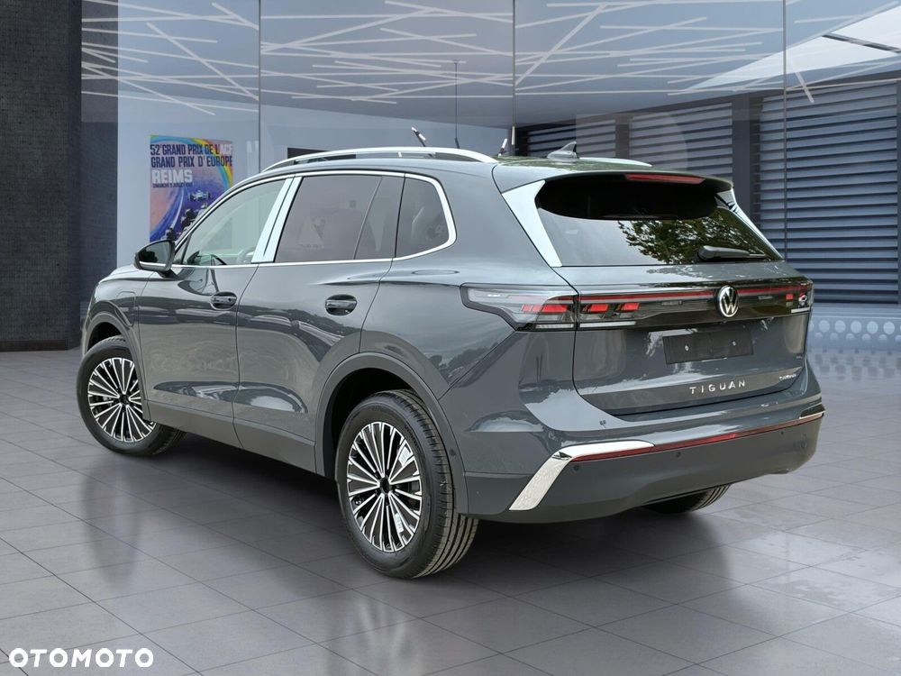 Volkswagen Tiguan - 11