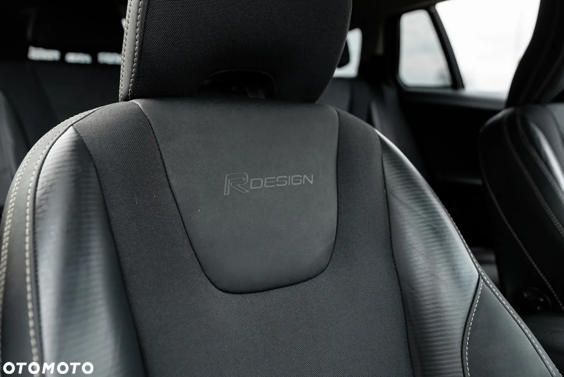 Volvo V60 D5 AWD R-Design - 28