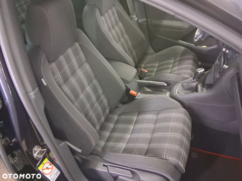 Volkswagen Golf VI 2.0 TDI GTD - 12