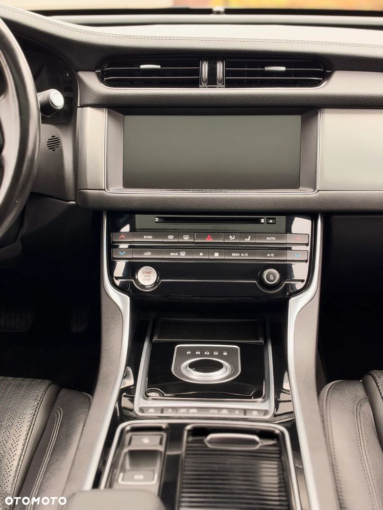 Jaguar XF 3.0 TDV6 300 Sport - 36