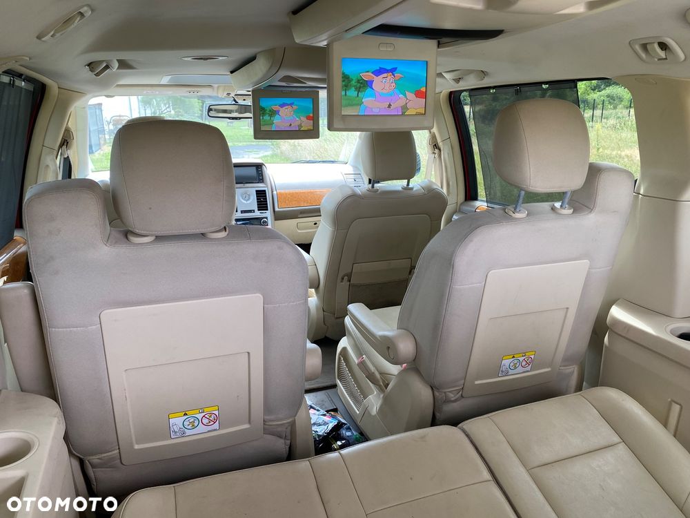 Chrysler Town & Country - 12
