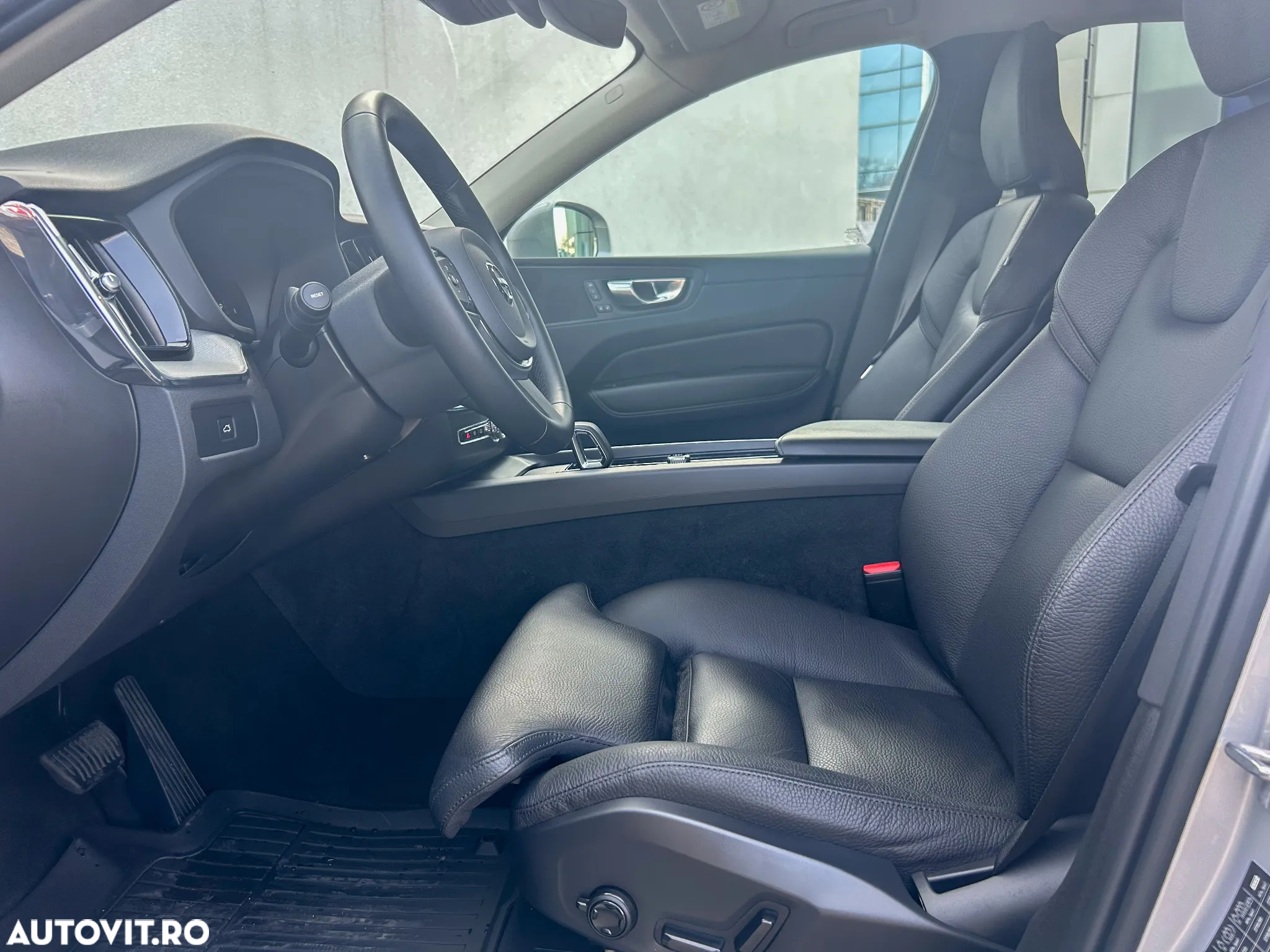 Volvo XC 60 B4 MHEV AT FWD Core - 21