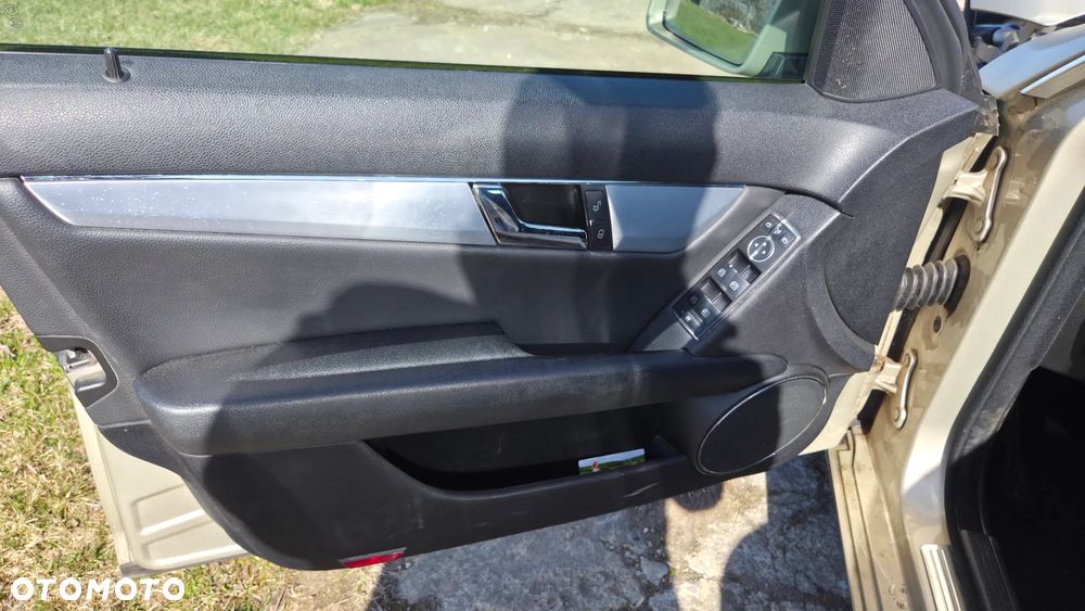 Mercedes-Benz Klasa C 250 CGI BlueEff Avantgarde - 16