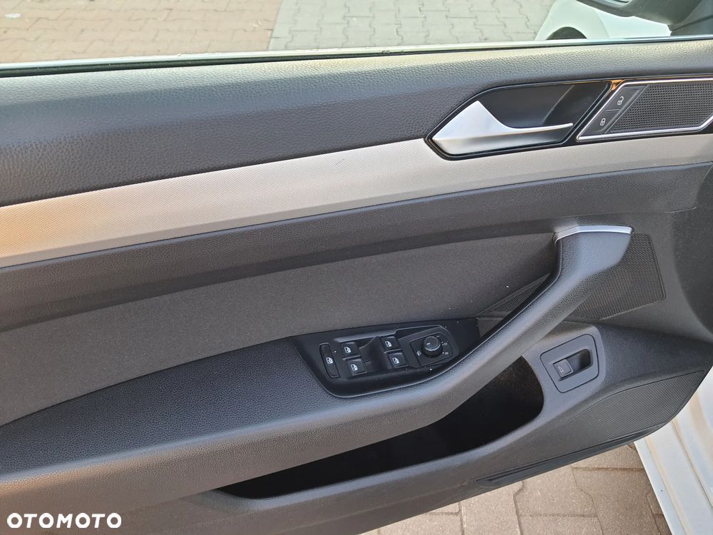 Volkswagen Passat 2.0 TDI SCR DSG Comfortline - 15