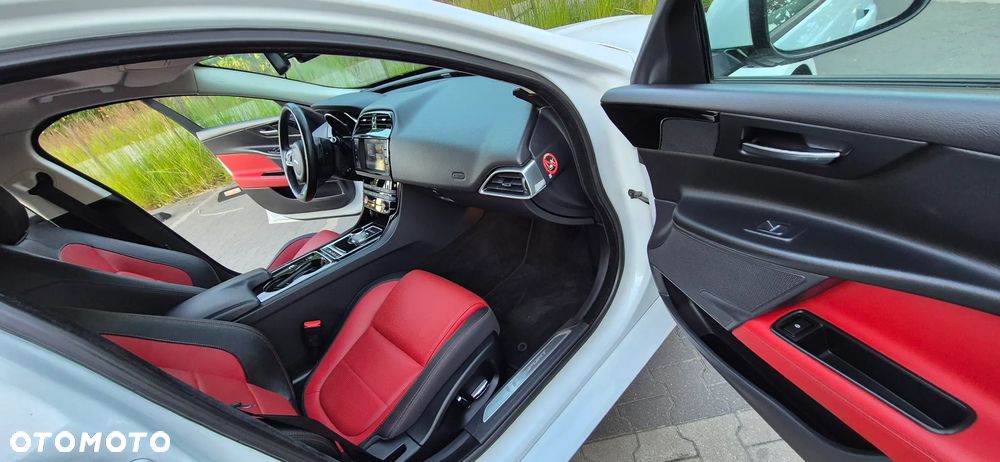 Jaguar XE 2.0 D R-Sport - 13
