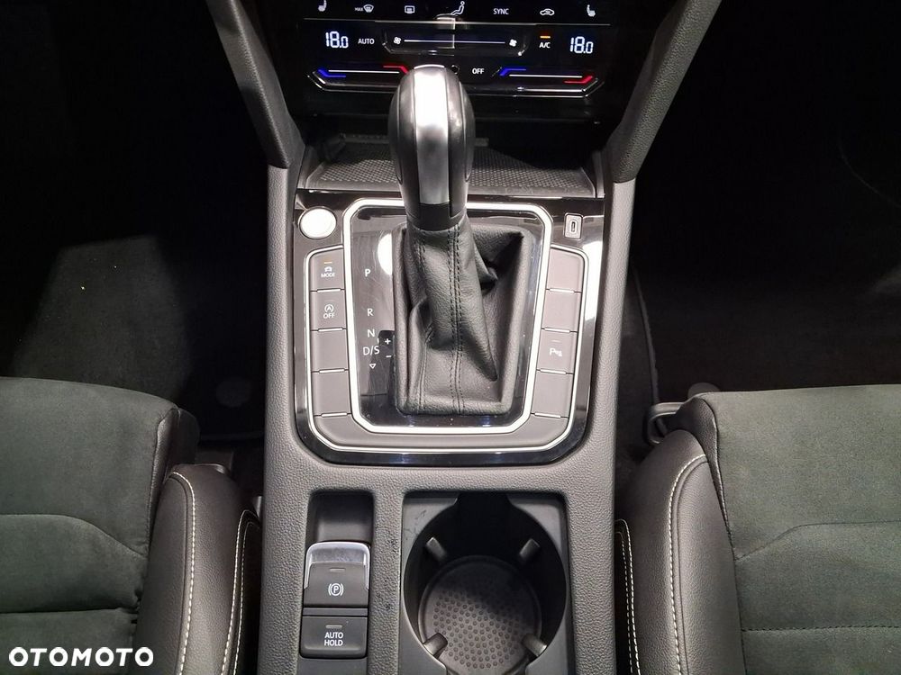 Volkswagen Passat 2.0 TDI Elegance DSG - 23