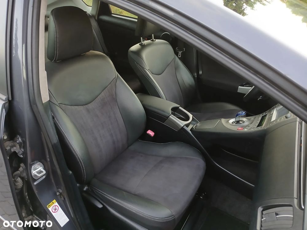 Toyota Prius (Hybrid) Executive - 27