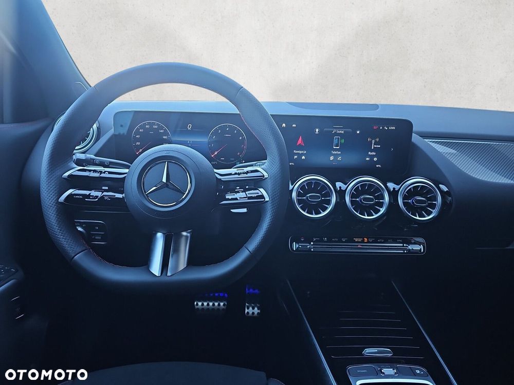 Mercedes-Benz GLA - 13