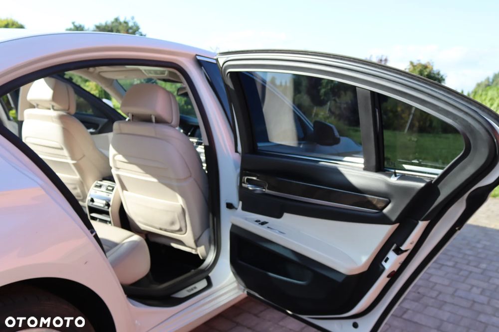 BMW Seria 7 750i - 27