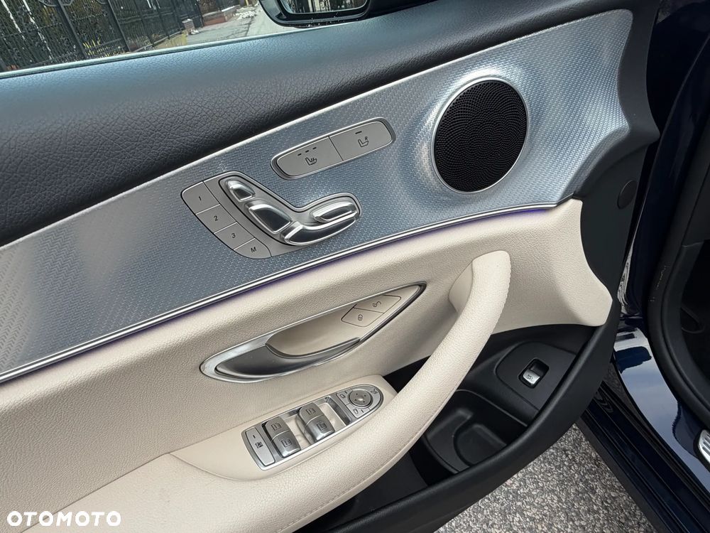 Mercedes-Benz Klasa E 220 d 4-Matic 9G-TRONIC - 28