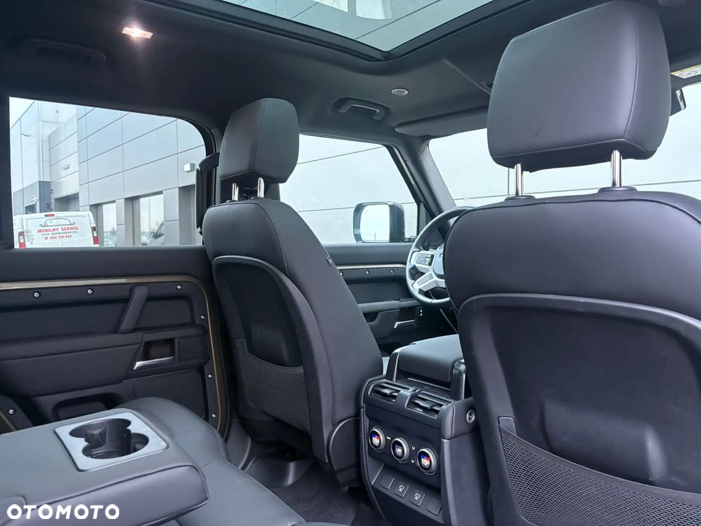 Land Rover Defender - 8