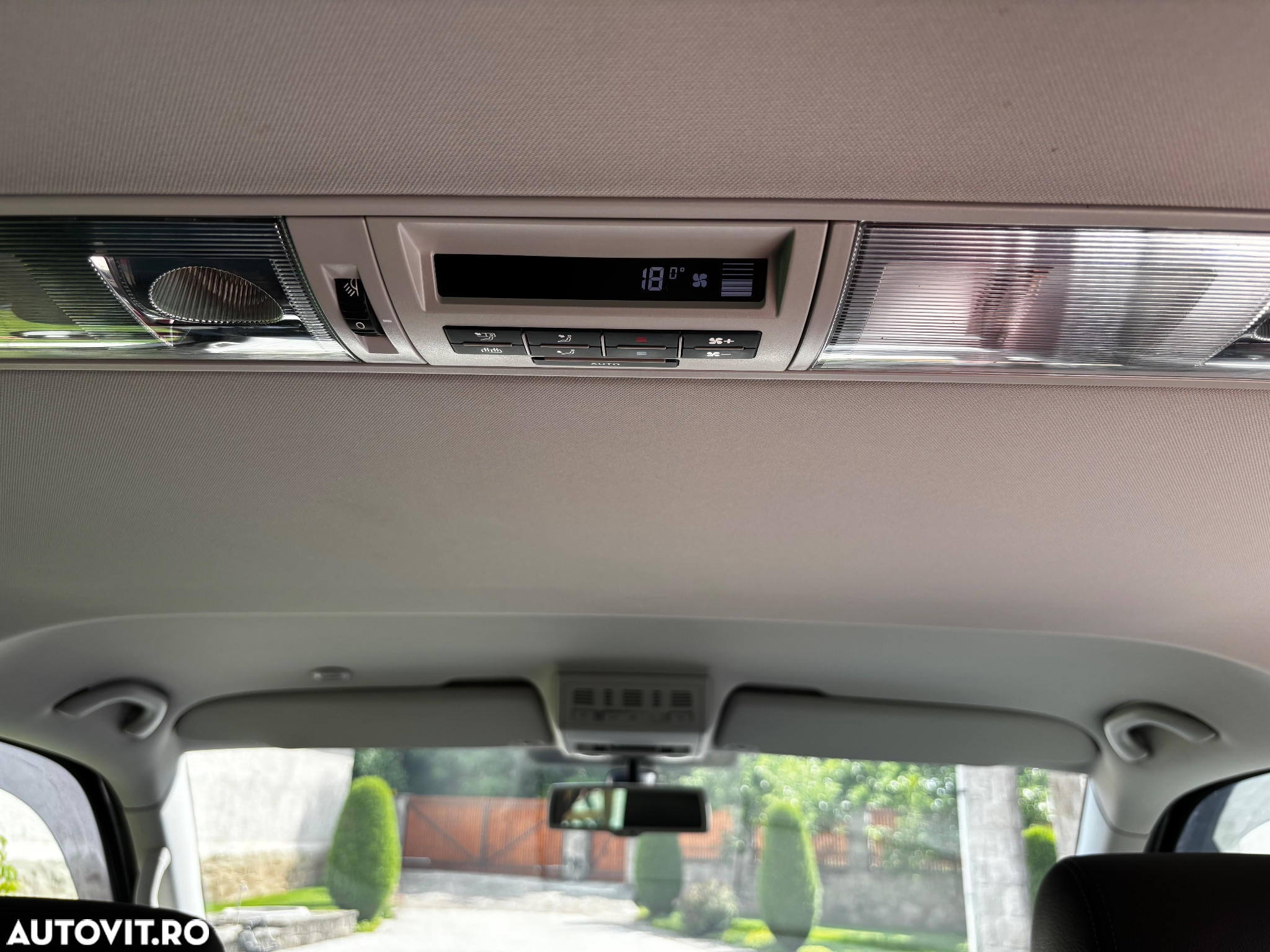 Volkswagen Multivan - 12
