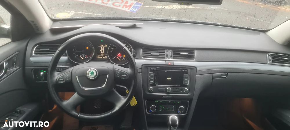 Skoda Superb 2011 photo 5