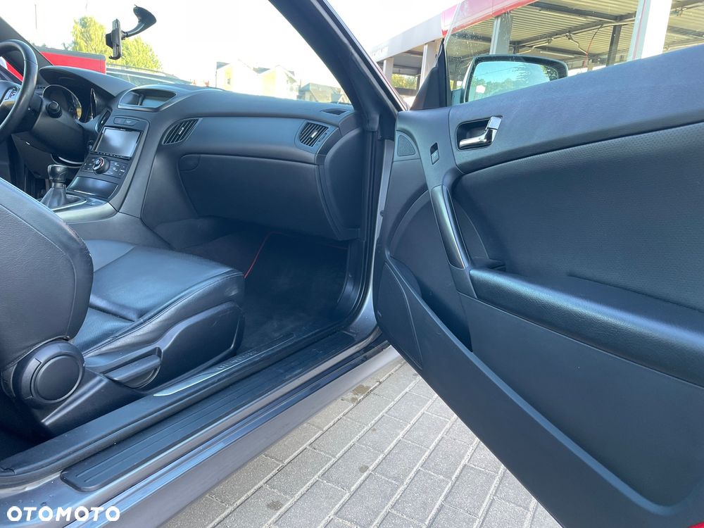 Hyundai Genesis Coupe 3.8 V6 Executive - 13
