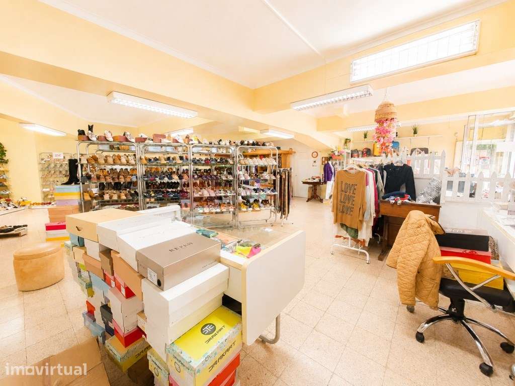 PÓVOA DE SANTO ADRIÃO - LOJA DE PRONTO-A-VESTIR E SAPATARIA COM ARM... - Grande imagem: 4/9