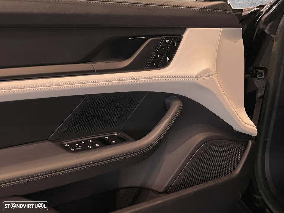 Porsche Taycan Cross Turismo 4 - 25