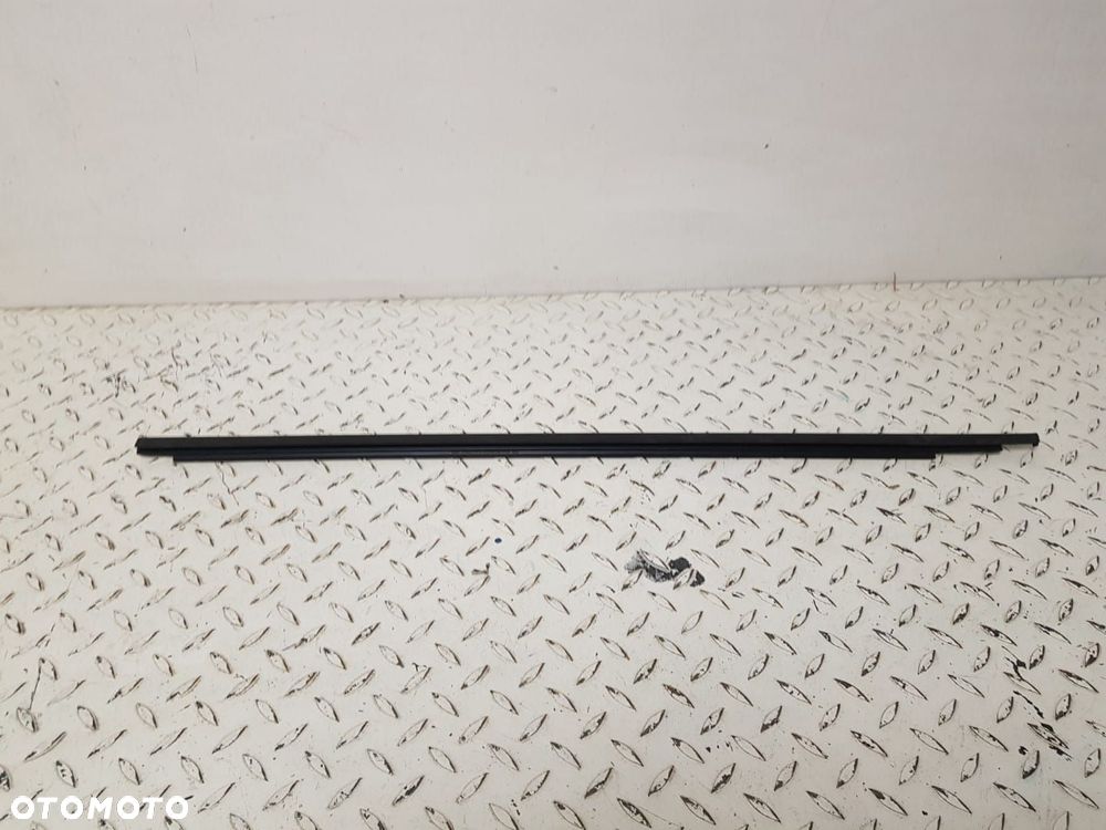 ORYGINALNA FABRYCZNIE NOWA LISTWA ZGARNIAJĄCA DRZWI LEWA PRZEDNIA AUDI A1 II 2 82A 82G837477 - 2