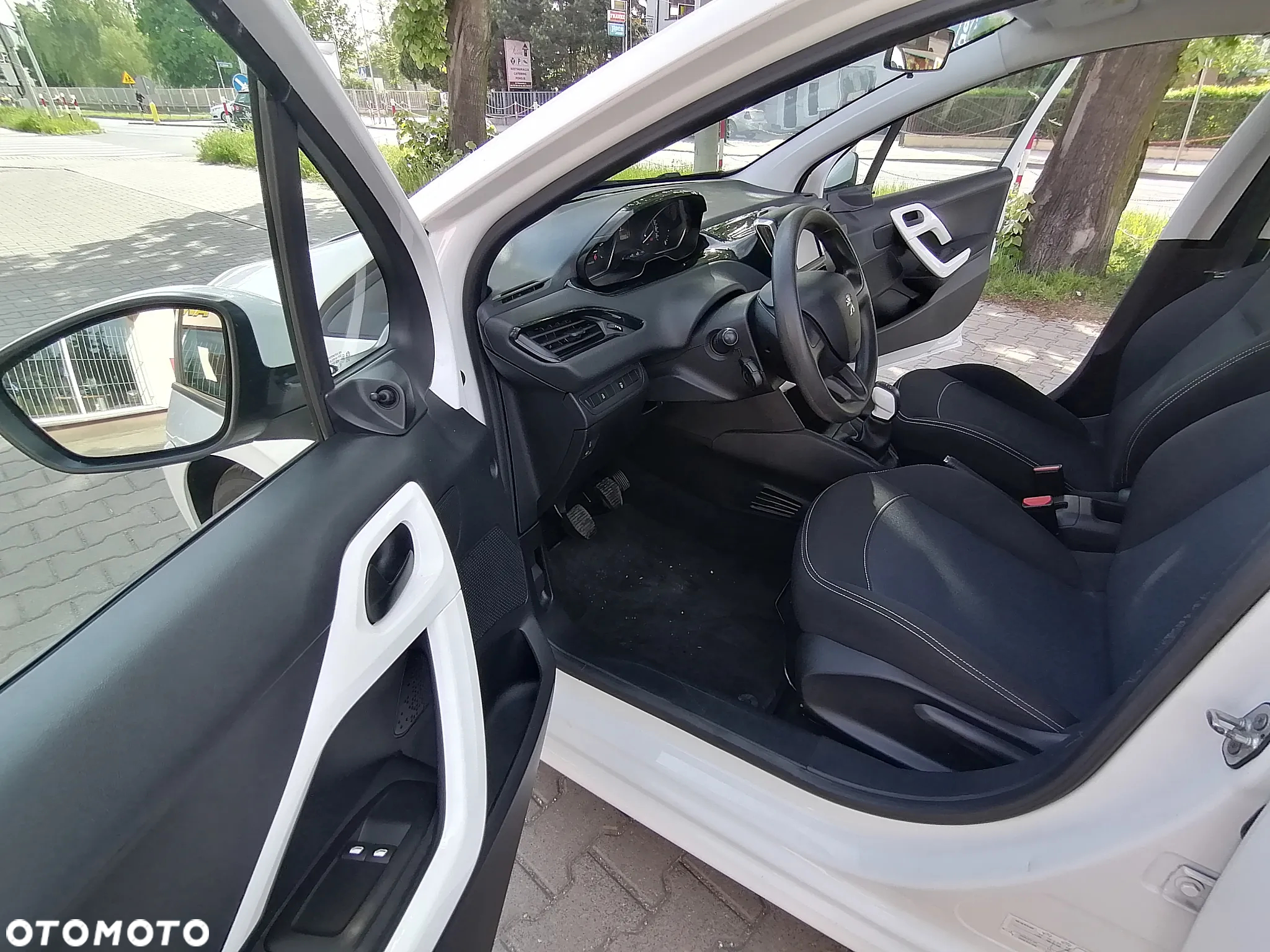 Peugeot 208 - 18