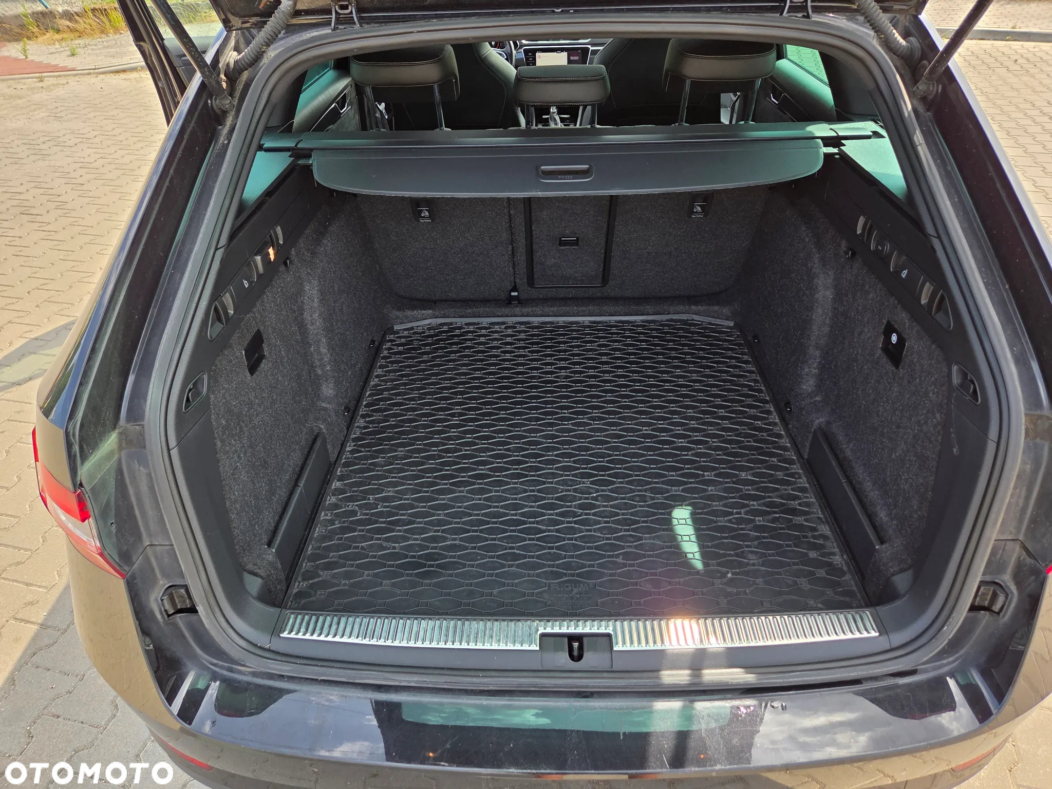 Skoda Superb Combi 2.0 TDI DSG Sportline - 32