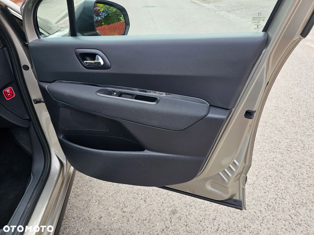 Peugeot 3008 1.6 BlueHDi Style S&S - 28