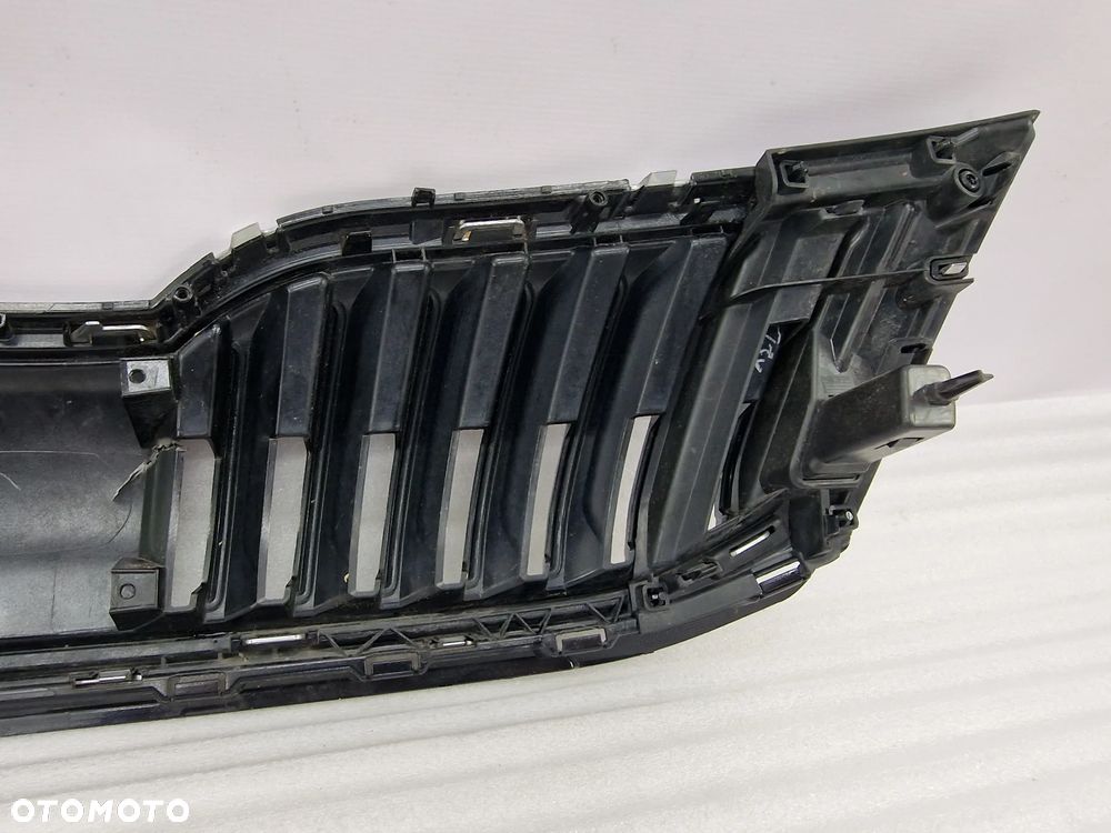 SKODA OCTAVIA III LIFT 16- RS VRS LAKIEROWANA ATRAPA / GRILL PRZEDNI PRZÓD , NR 5E0853653C , NR AUKCJI GR127 - 24