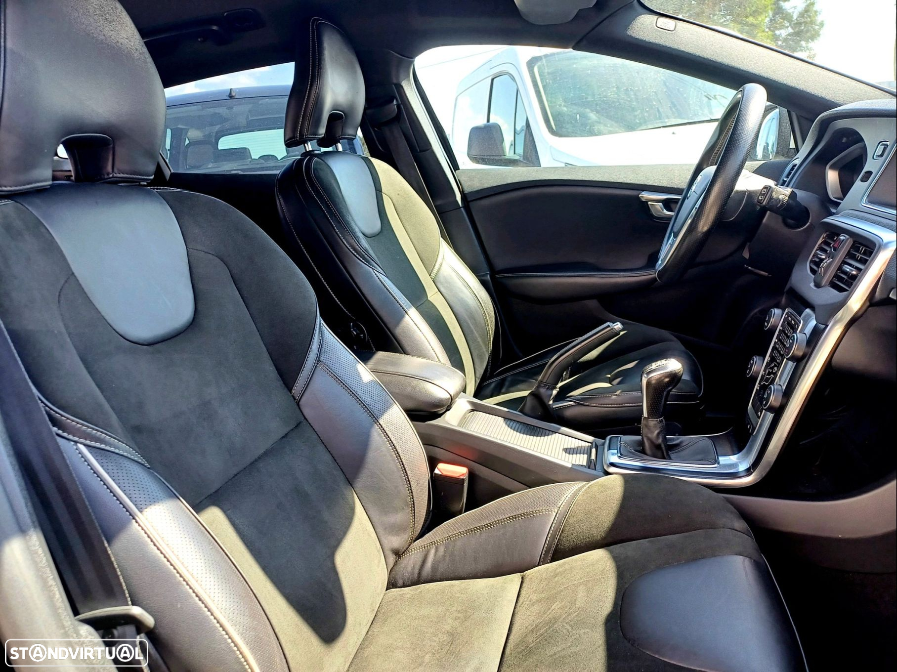 Volvo V40 2.0 D2 R-Design - 16
