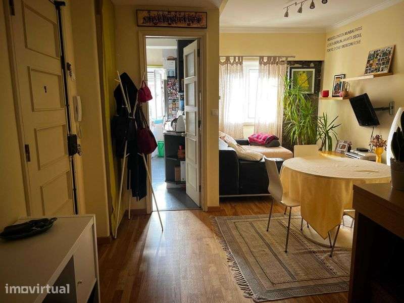 Apartamento T2 Praça Campo Pequeno c/Elevador Mobilado e Equipado. - Grande imagem: 3/12