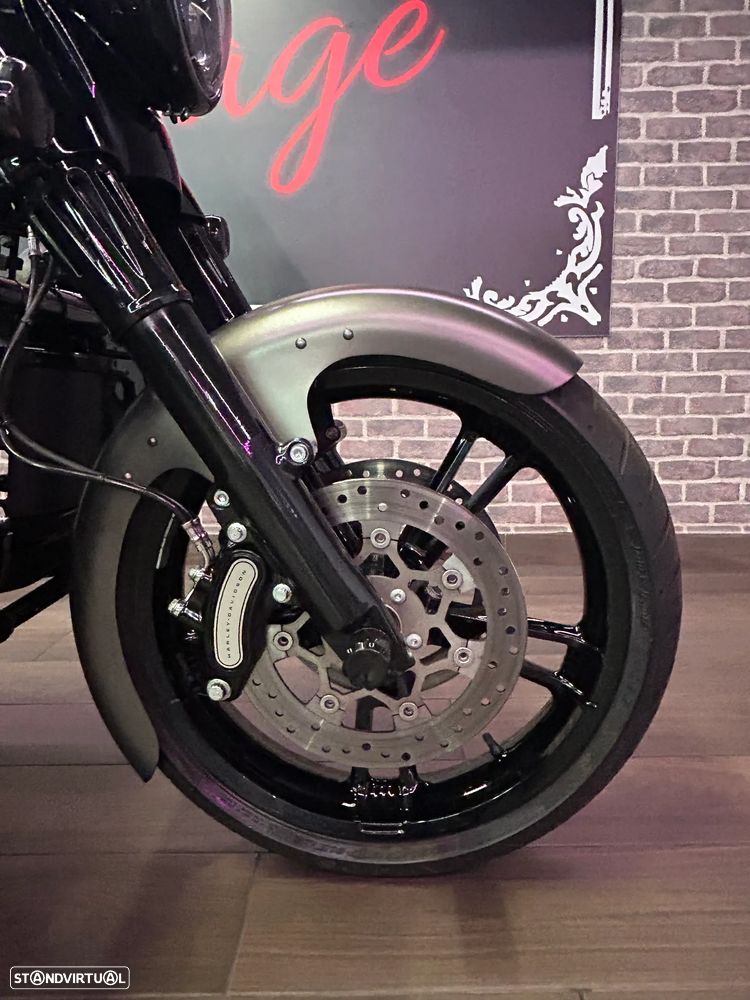 Harley-Davidson FLT FLRT FREEWHEELER - 25
