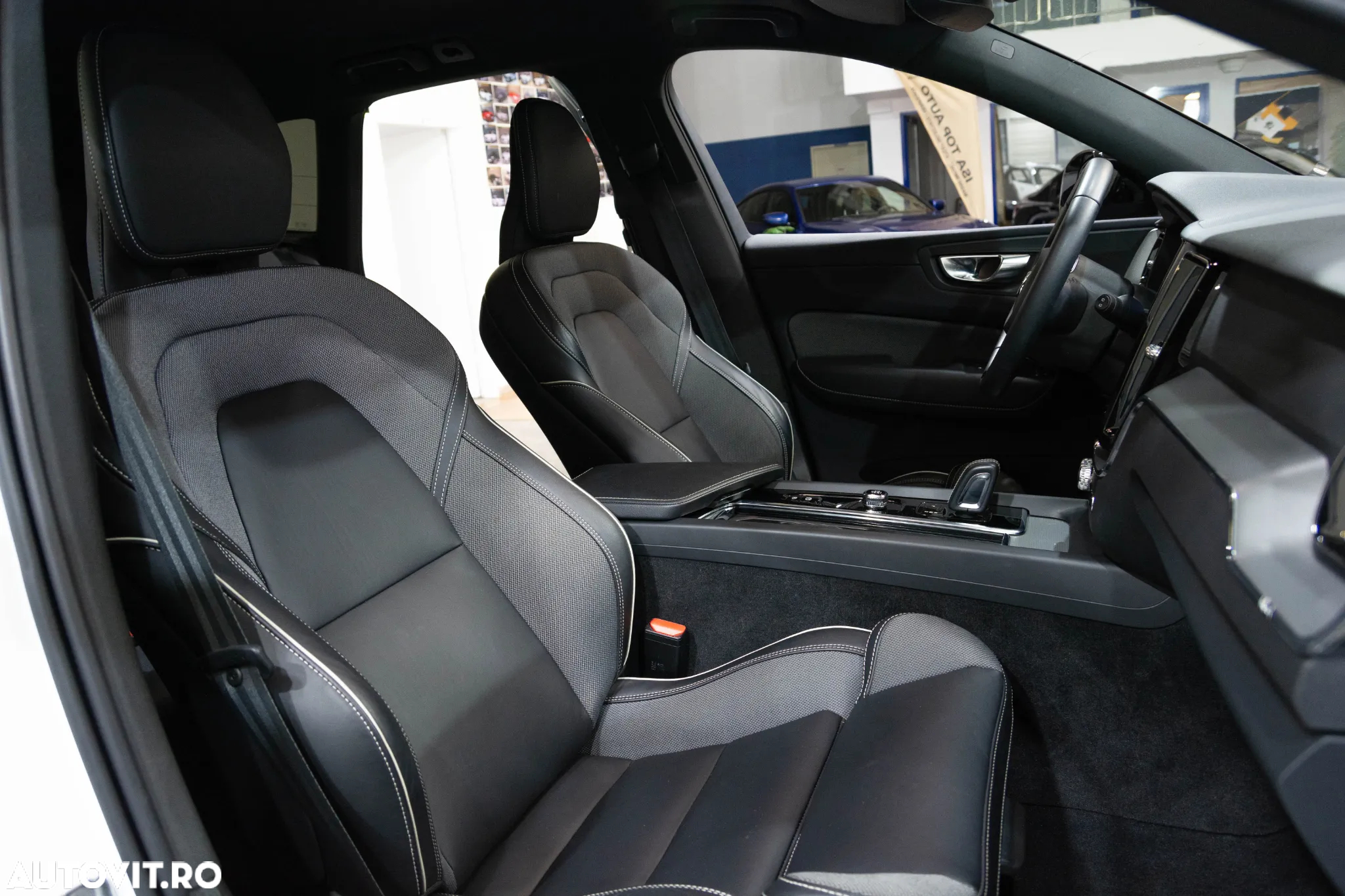 Volvo XC 60 B4 MHEV AT FWD Plus Dark - 8