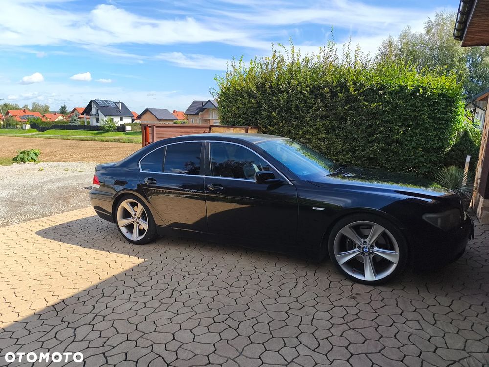 BMW Seria 7 745i - 12