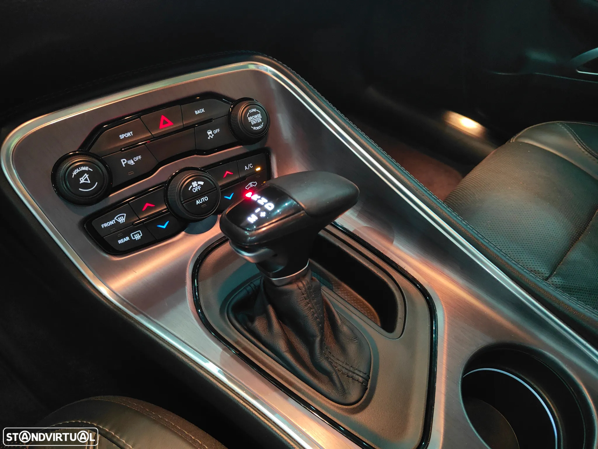 Dodge Challenger Auto SXT Plus - 22