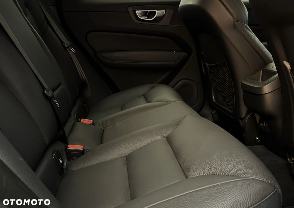 Volvo XC 60 B4 D AWD Plus Dark - 31