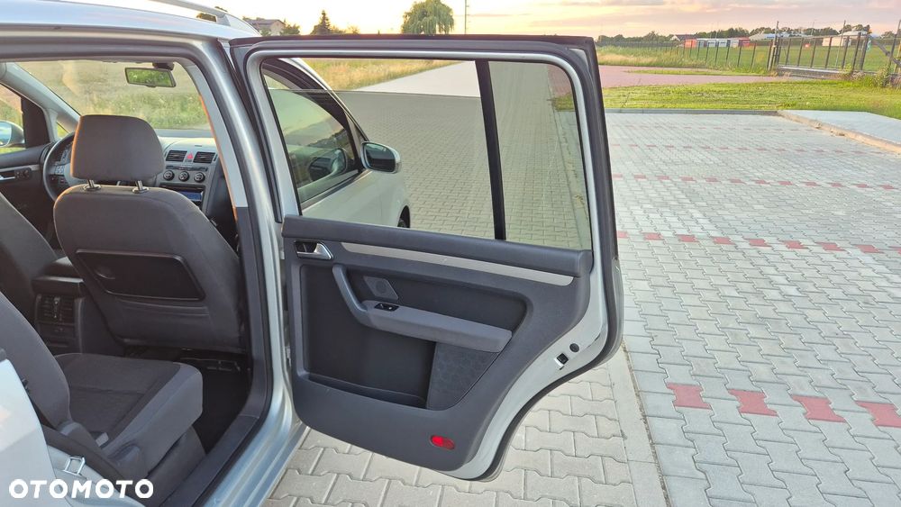 Volkswagen Touran 2.0 TDI Highline - 29