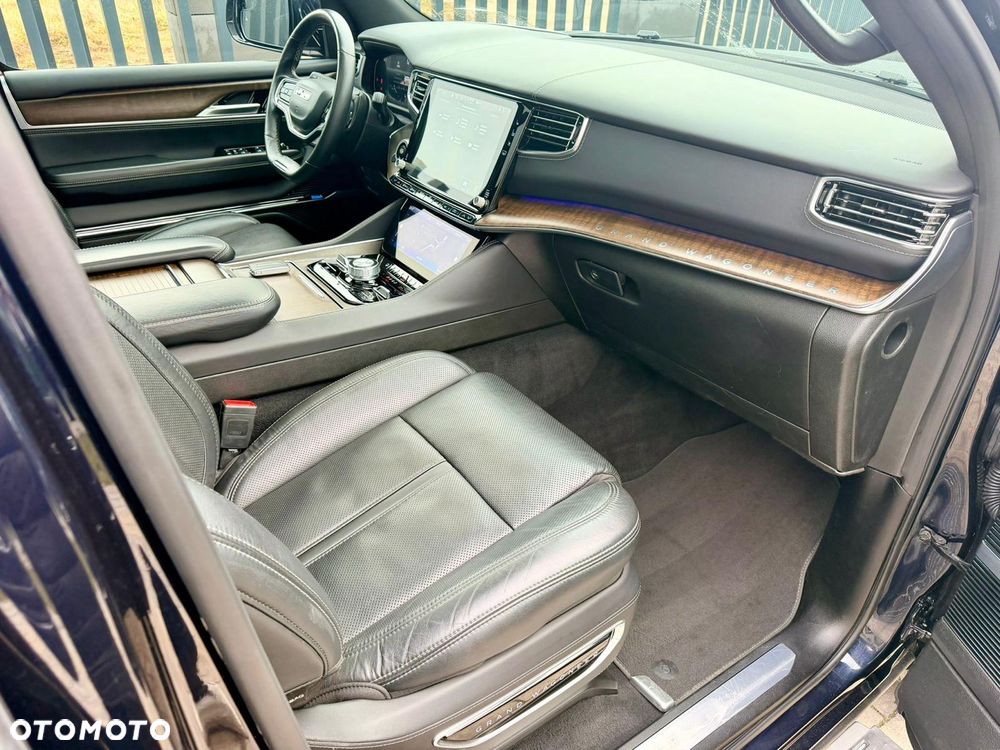 Jeep Grand Wagoneer - 38