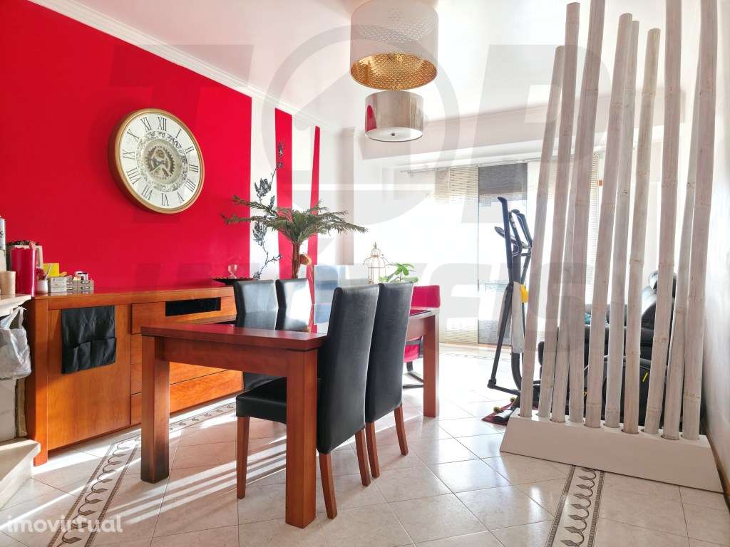 Apartamento T3 - na Rua 1º de Maio com parqueamento - Santa Clara, ... - Grande imagem: 2/22