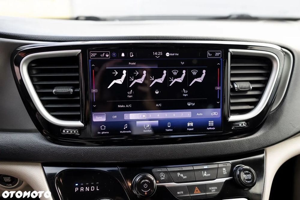 Chrysler Pacifica - 16