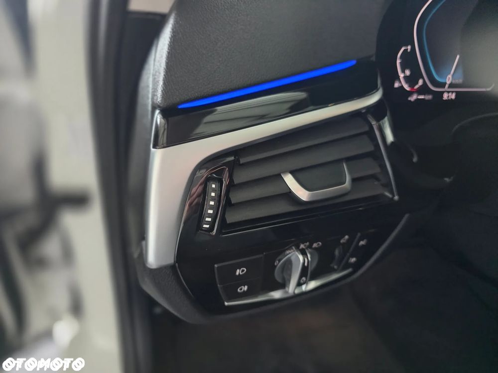 BMW Seria 5 530e iPerformance xDrive Sport Line sport - 39