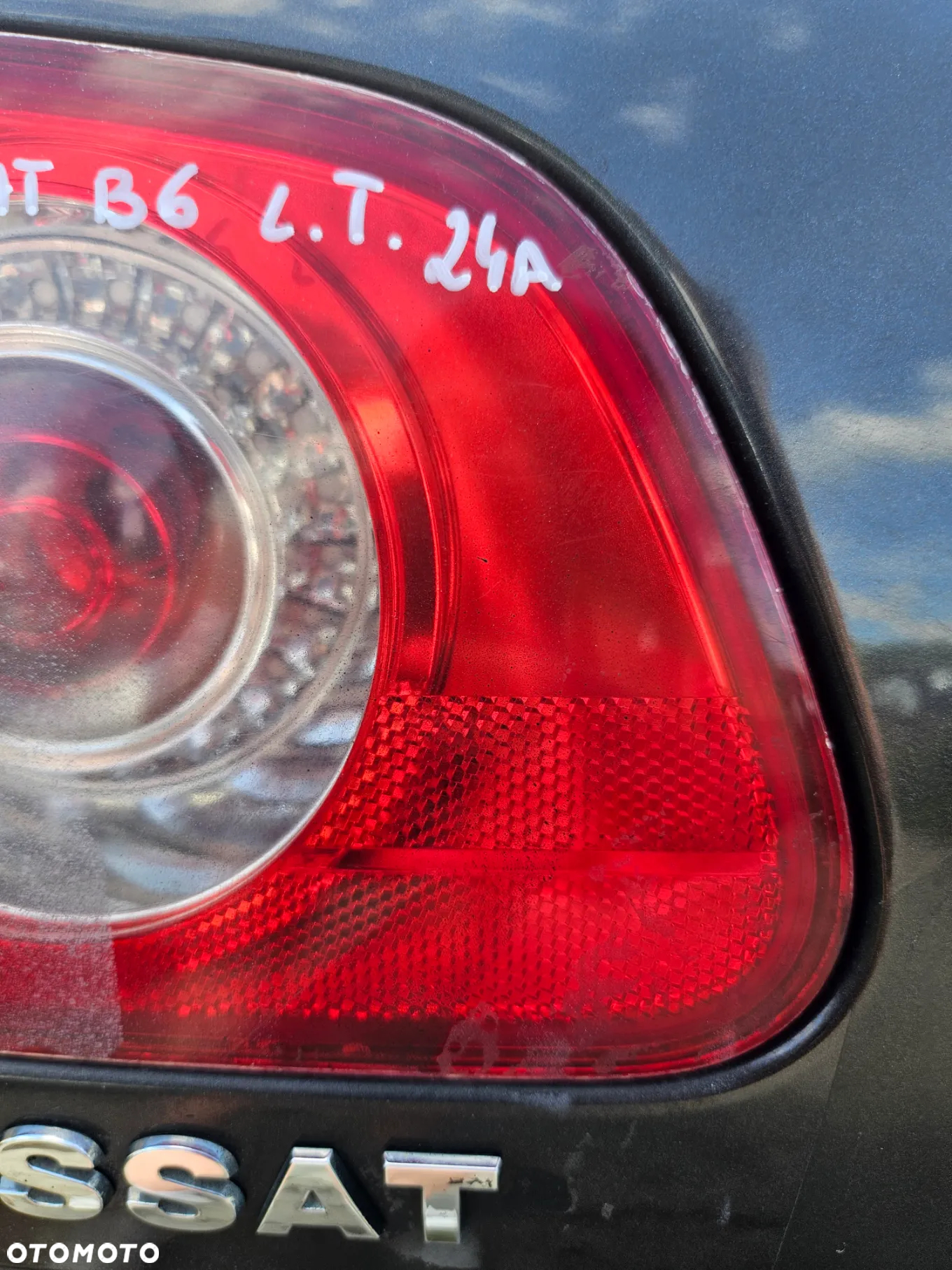 VW PASSAT B6 LAMPA LEWY TYŁ LEWA TYLNA KLAPA Z KLAPY W KLAPĘ - 3