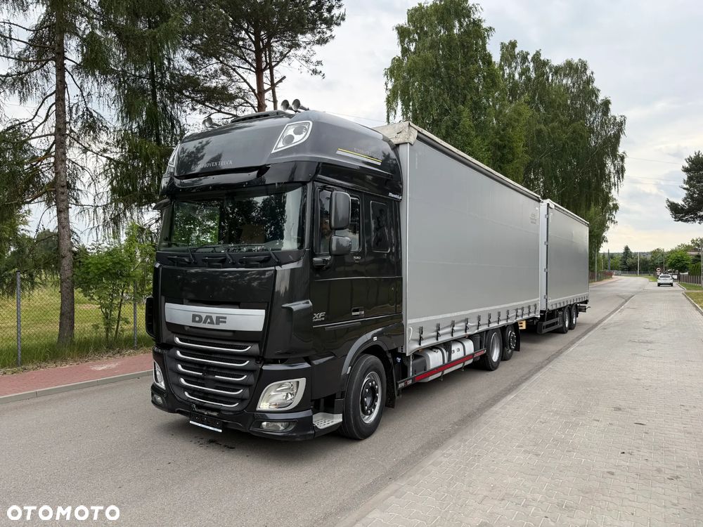 DAF XF510 SSC 6x2 JUMBO OŚ PODNOSZONA AUTOMAT RETARDER STANDKLIMA PRZEBIEG:760000km XENONY SKÓRA LODÓWKA ZABUDOWA FIRANKA DŁ:7.80m NOWA PLANDEKA!!! EURO 6 2017r + PRZYCZEPA TANDEM SCHWARZMULLER OSIE SAF ZABUDOWA FIRANKA DŁ:7.80m NOWA PLANDEKA!!! 2012r ZESTAW PRZEJAZDOWY PRZESTRZENNY 120m3 ŁADNY - 2