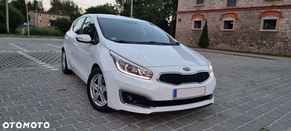 Kia Ceed 1.6 GDI Dream Team Edition - 30