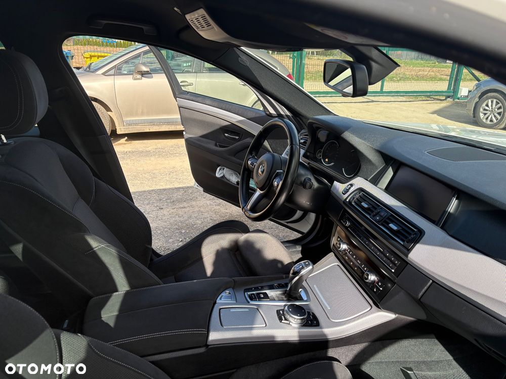 BMW Seria 5 525d xDrive - 14