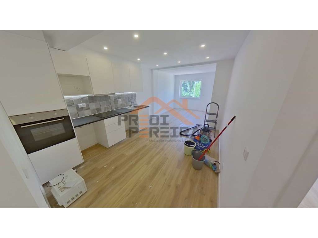 Situado em Mem Martins, T2 com terraço, totalmente remodelado. - Grande imagem: 4/25