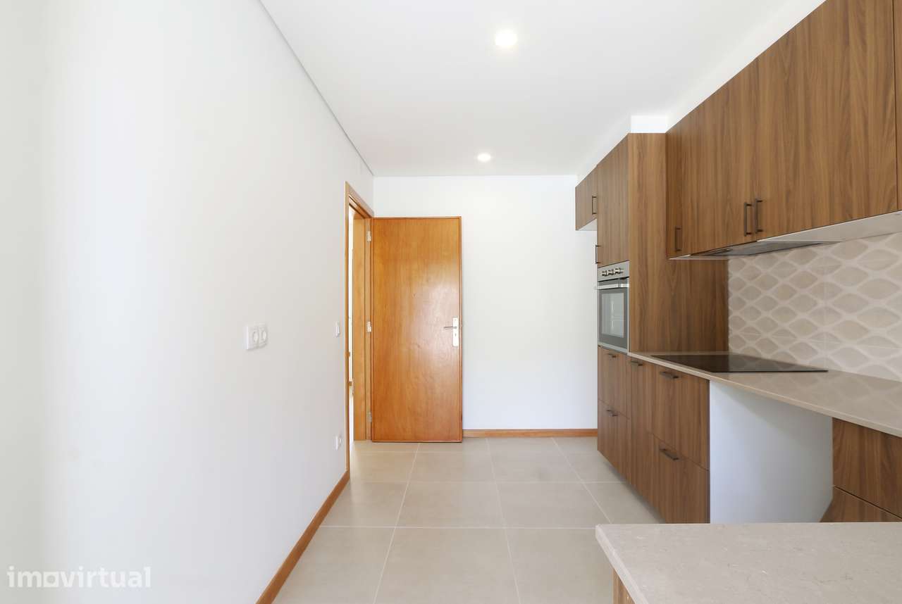 Moradia Renovada com 3 Quartos, Suíte, Terraço e Garagem - Grande imagem: 2/25