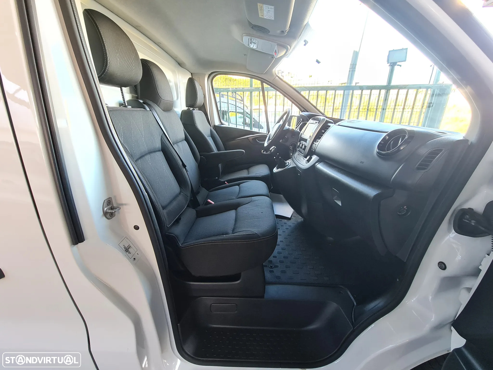 Renault TRAFIC 2.0 Dci 120CV * GPS/ AC/ IVA DEDUTÍVEL * - 9